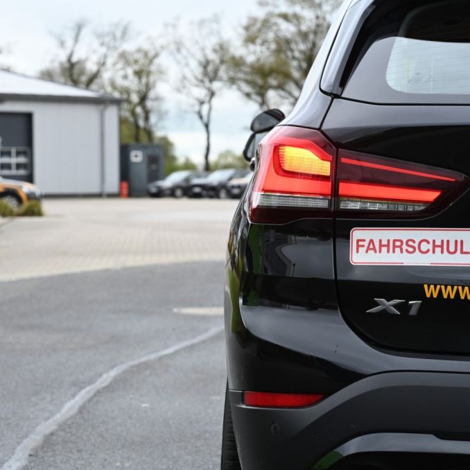 Fahrlehrer (41) nach Vergewaltigung von Fahrschülerinnen in U-Haft