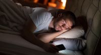 Forscher warnen: Wer vor dem Schlafengehen zu lange am Handy ist, bußt Schlafqualität ein.