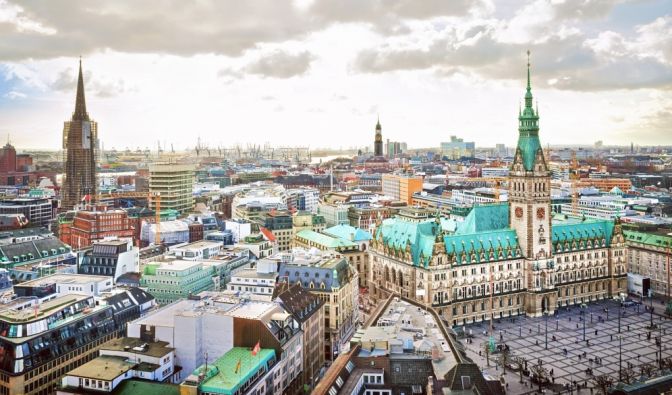 Luftaufnahme mit dem Hamburger Rathaus. Aktuelle Nachrichten aus und über Hamburg hier auf news.de.