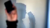 Als Servicemitarbeiter getarnt rufen Betrüger nichtsahnende Opfer an, um ihnen Daten zu entlocken.