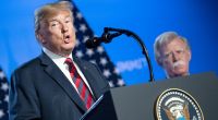 Zu seinem früheren Arbeitgeber Donald Trump hat John Bolton (re.) heute nur noch mahnende Worte übrig.