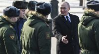 Wladimir Putin spricht mit Soldaten anlässlich der nationalen Feierlichkeiten zum 