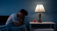 Wer abends lange wach bleibt, grübelt häufiger - das kann Depressionen fördern.