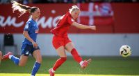 Münchens Lea Schüller (r) schießt vor Hoffenheims Jill Janssens auf das Tor.