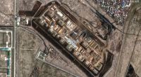 Dieses Satellitenfoto zeigt ein beschädigtes Munitions- und Waffenlager auf dem russischen Luftwaffenstützpunkt in Engels.