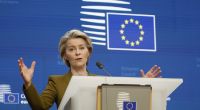 EU-Mitarbeiter:innen dürfen sich über massive Gehaltserhöhungen freuen. Auch die Präsidentin der Europäischen Kommission, Ursula von der Leyen, kann frohlocken.