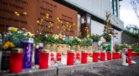 Frische Blumen und weiße Kerzen an der Gedenkstätte zum Germanwings-Absturz in den französischen Alpen auf dem Schulhof des Joseph König Gymnasiums in Haltern am See.