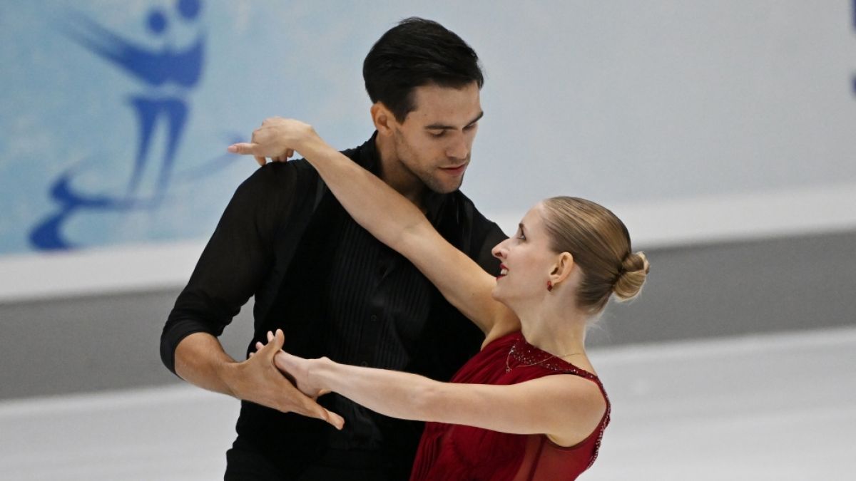 Nikita Wolodin tanzt mit seiner Partnerin Minerva Hase übers Eis. (Foto)