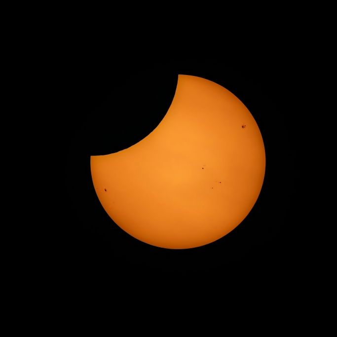 Wo und wann die abgebissene Sonne heute sichtbar ist