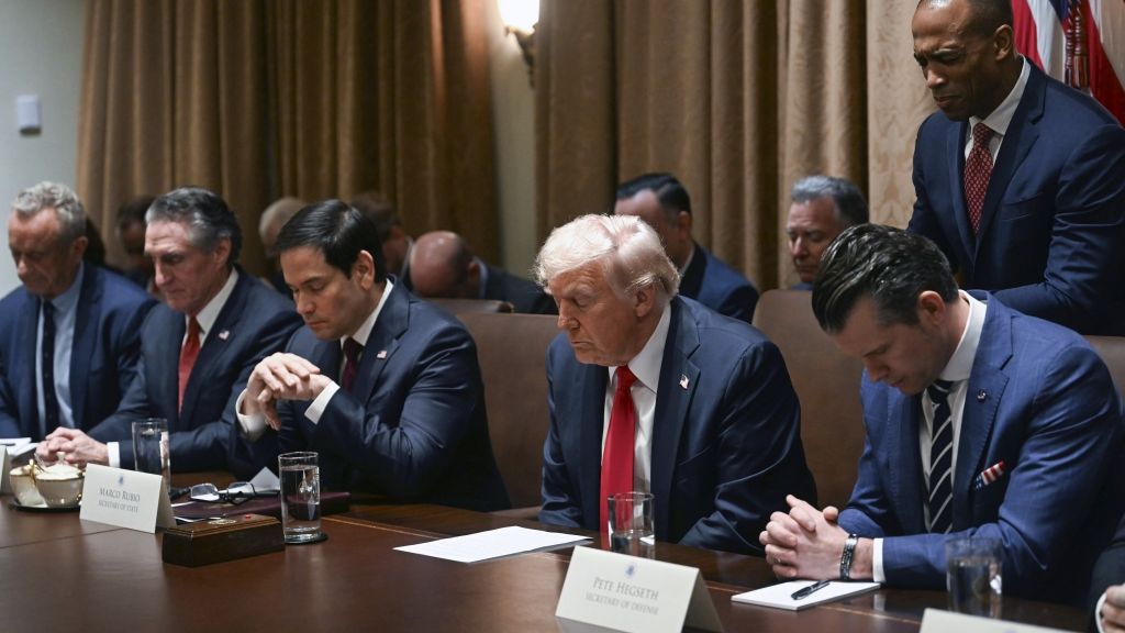 Donald Trump (2.v.r.) führt das neue Kabinett im Weißen Haus als 47. Präsident der Vereinigten Staaten von Amerika an. (Foto)