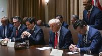 Donald Trump (2.v.r.) führt das neue Kabinett im Weißen Haus als 47. Präsident der Vereinigten Staaten von Amerika an.