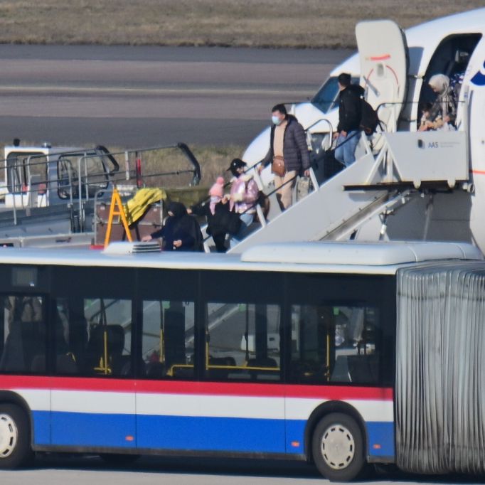 Fast 200 Menschen an Bord: Flüchtlings-Flieger landet in Deutschland