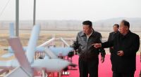 Kim Jong-un inspiziert neue, angeblich von Nordkorea entwickelte, Kamikaze-Kampfdrohnen.