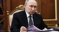 Wladimir Putins Paranoia soll nach einer rätselhaften Auto-Explosion mitten in Moskau immer groteskere Züge annehmen.
