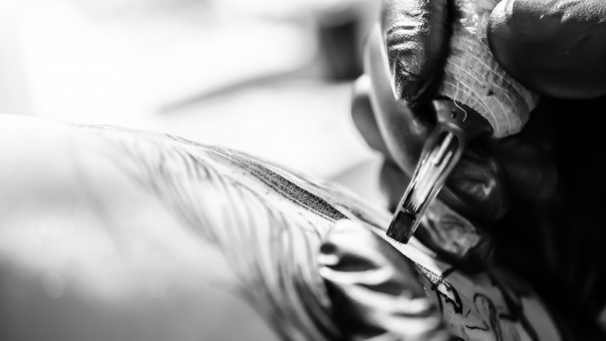 Ein Tätowierer soll seine Kundin vergewaltigt haben. (Symbolfoto) (Foto)