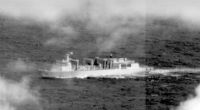 China hat eine großangelegte Militärübung um Taiwan begonnen. Die Aufnahme zeigt ein Kampfunterstützungsschiff vom Typ 901 der Marine der chinesischen Volksbefreiungsarmee.