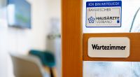 Wer einen Facharzt-Termin schwänzt, soll künftig als gesetzlich versicherte Person bis zu 100 Euro Strafgebühr zahlen müssen, fordern Deutschlands Kassenärzte.