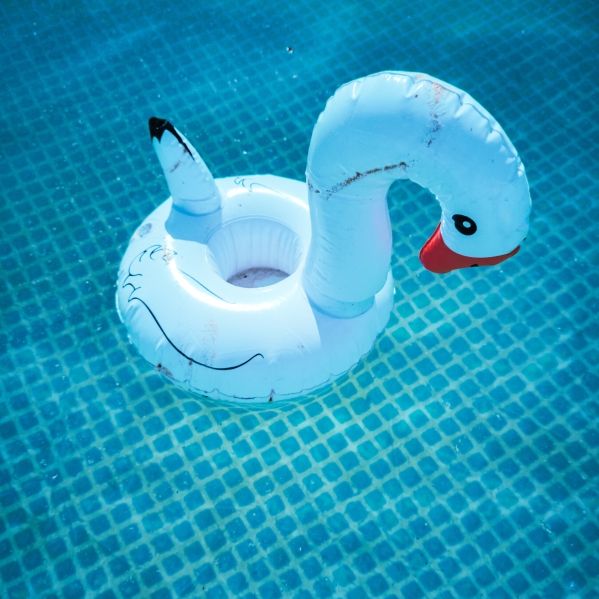 Junge (1) stirbt durch tödlichen Parasiten nach Schwimmbad-Besuch