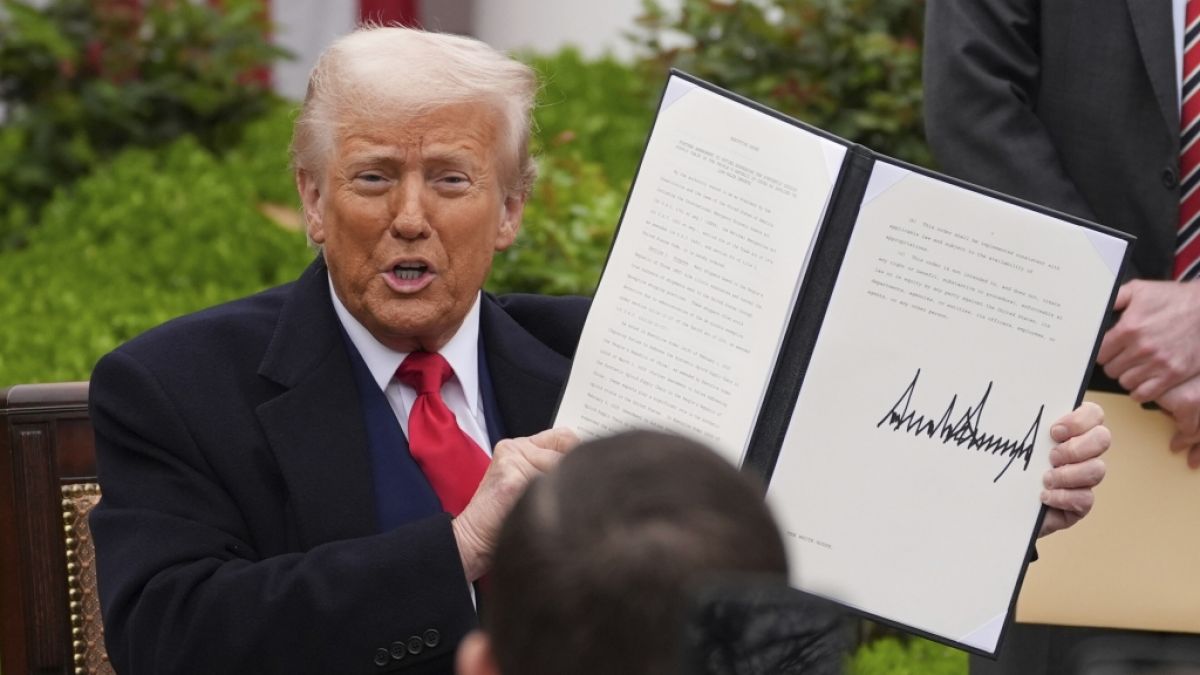 Donald Trump präsentiert stolz seine Unterschrift unter der US-amerikanischen Zoll-Anordnung. Donald Trump präsentiert stolz seine Unterschrift unter der US-amerikanischen Zoll-Anordnung. (Foto)