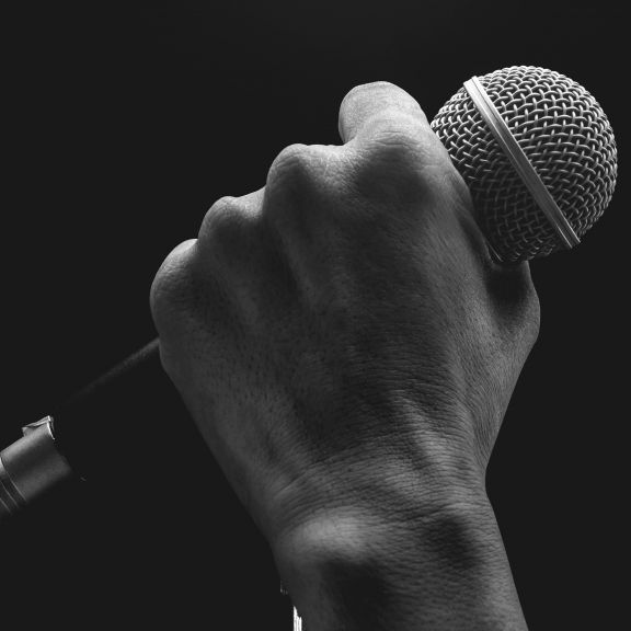 Rapper (39) am Zaun aufgespießt - Grausige Details zur Todesursache