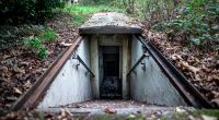 Ein Bild zeigt den Eingang eines Bunkers aus den 60er-Jahren (Symbolbild).