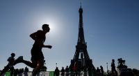 Die Strecke beim Paris Marathon führt die Läufer:innen am Eiffelturm vorbei.