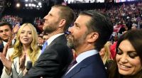 Sohn Eric Trump (hier in der Mitte) feuert gemeinsam mit Tiffany Trump (links) seinen Vater auf der Bühne an.