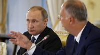 Wladimir Putin im Gespräch mit Kirill Dmitriev (rechts). Er soll eine entscheidende Rolle bei den Friedensbemühungen in der Ukraine spielen.