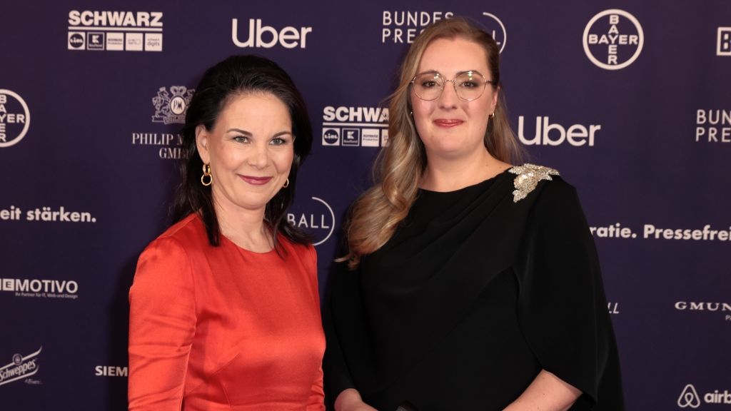 Noch-Außenministerin Annalena Baerbock gemeinsam mit der Co-Fraktionsvorsitzenden der Grünen-Bundestagsfraktion Katharina Dröge beim 72. Bundespresseball "Für die Pressefreiheit" im Hotel "Adlon Kempinski". (Foto)