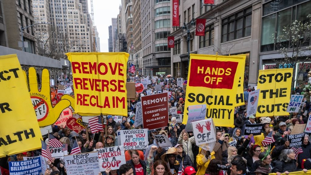 In New York tragen Menschen Schilder und skandieren Slogans während einer "Hände weg!" Demonstration gegen die Politik von US-Präsident Trump und seinen Berater Musk. (Foto)