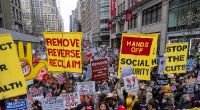 In New York tragen Menschen Schilder und skandieren Slogans während einer 