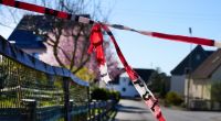 Nach dem mutmaßlichen Dreifachmord im Westerwald in der Gemeinde Weitefeld steht die Nachbarschaft immer noch unter Schock. Die Polizei fahndet auf Hochtouren.