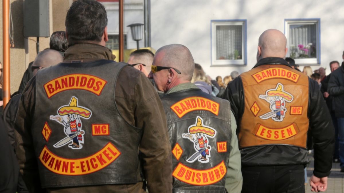 Mitglieder der Bandidos bei einer Gedenkveranstaltung zweier Mordopfer in Herne, 2016. Damals waren die Kutten hierzulande noch nicht verboten. Mitglieder der Bandidos bei einer Gedenkveranstaltung zweier Mordopfer in Herne, 2016. Damals waren die Kutten hierzulande noch nicht verboten. (Foto)
