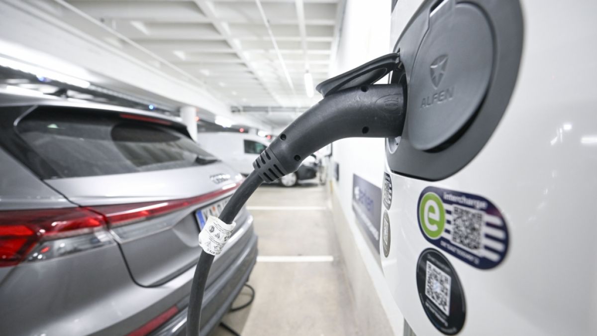 picture alliance/dpa | Bernd Weißbrod_Ein Elektrofahrzeug ist zum Laden an eine E-Ladesäule angeschlossen. Die Ladeinfrastruktur hängt weiter hinterher - trotz Boom bei Neuzulassungen der E-Autos! (Foto)