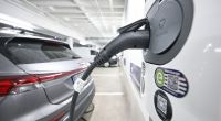 Ein Elektrofahrzeug ist zum Laden an eine E-Ladesäule angeschlossen. Die Ladeinfrastruktur hängt weiter hinterher - trotz Boom bei Neuzulassungen der E-Autos!