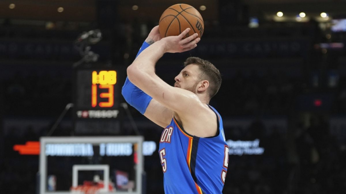 Der deutsche Isaiah Hartenstein der Oklahoma City Thunder wirft den Ball in der NBA, am 02.04.2025. (Symbolbild) (Foto)
