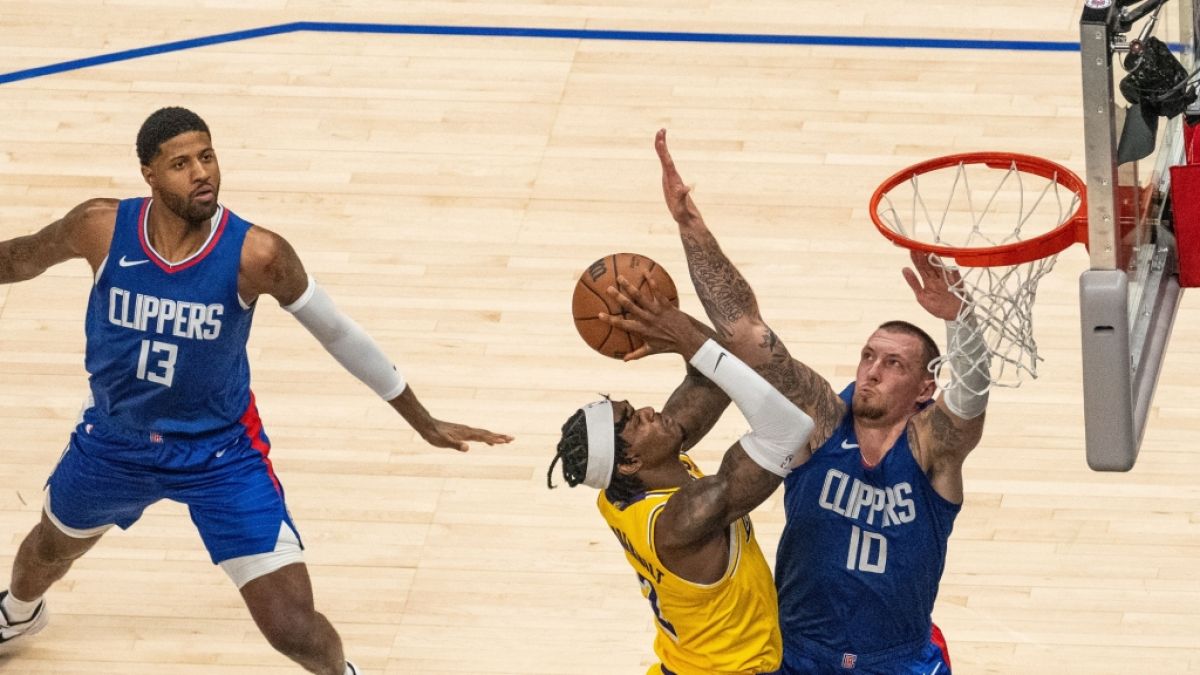 Der deutsche Daniel Theis von den Los Angeles Clippers (10) blockt den Ball in der NBA, am 23.01.2024. (Symbolbild) (Foto)
