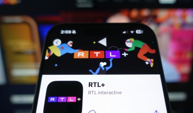 RTL+ ist auf verschiedenen Endgeräten verfügbar – von Smartphone bis Smart-TV.