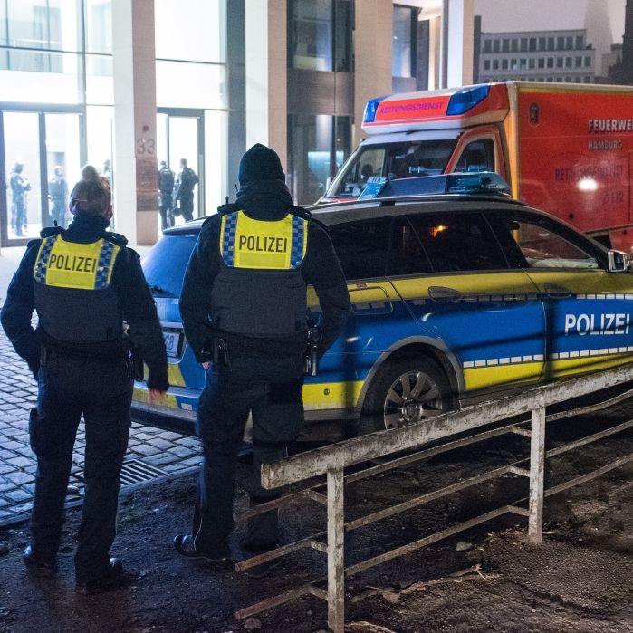 Passant beraubt +++ Streit gipfelt in Faustschlag und zwei Ingewahrsamnahmen +++ Kennzeichen von PKW entwendet +++ zwei Gewerbeobjekte angegangen +++ Gemeinsame Kontrollen 