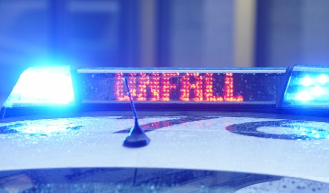 Die Polizei informiert über einen aktuellen Unfall (Symbolbild).