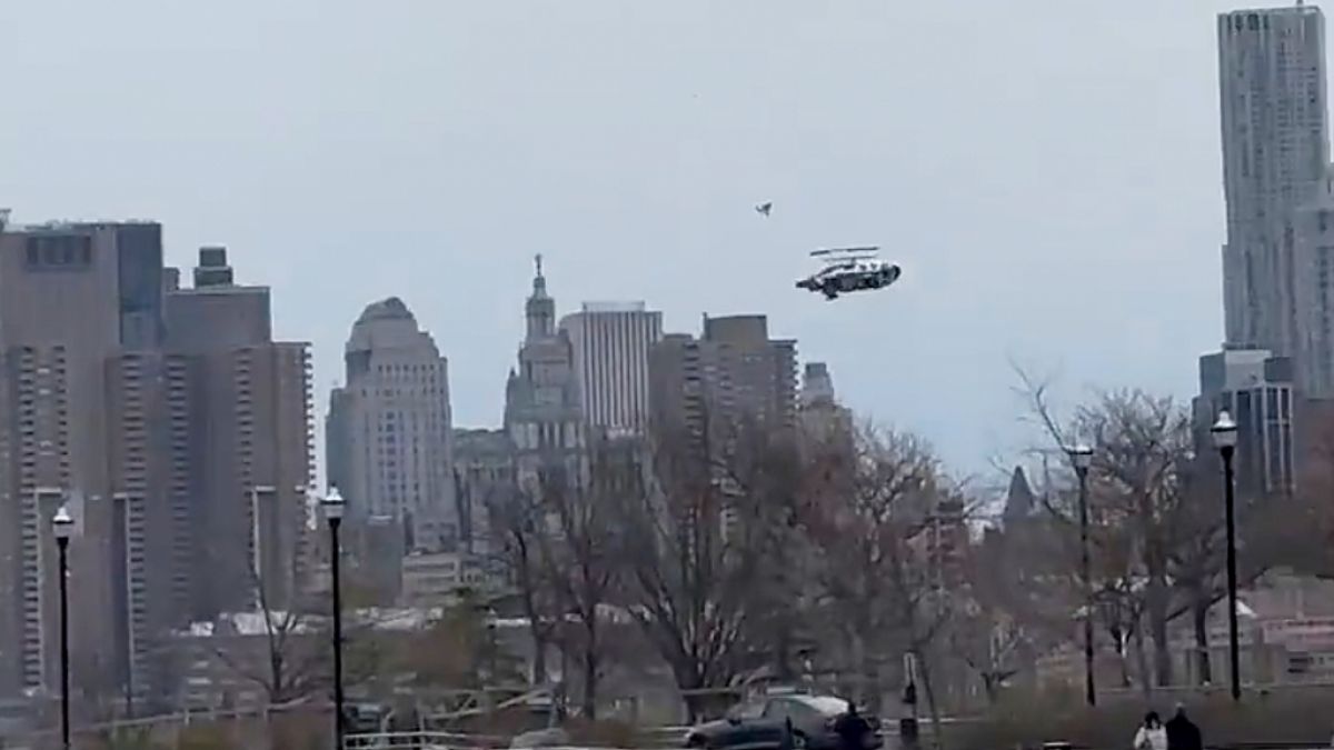 In New York ist ein Helikopter kopfüber in den Hudson River gestürzt. In New York ist ein Helikopter kopfüber in den Hudson River gestürzt. (Foto)
