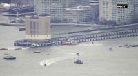 Diese Luftaufnahme aus einem Video zeigt Rettungsschiffe am Ort des Hubschrauberabsturzes auf dem Hudson River in New York.