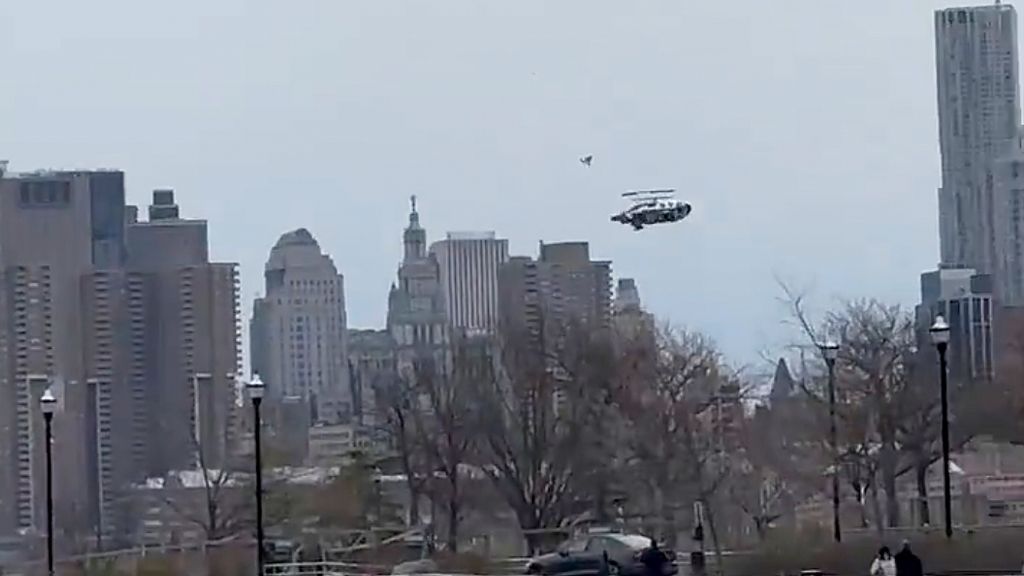 In New York stürzte ein Hubschrauber kopfüber in den Hudson River. Videoaufnahmen zeigen das Unglück, bei dem sechs Menschen ums Leben gekommen sind. (Foto)
