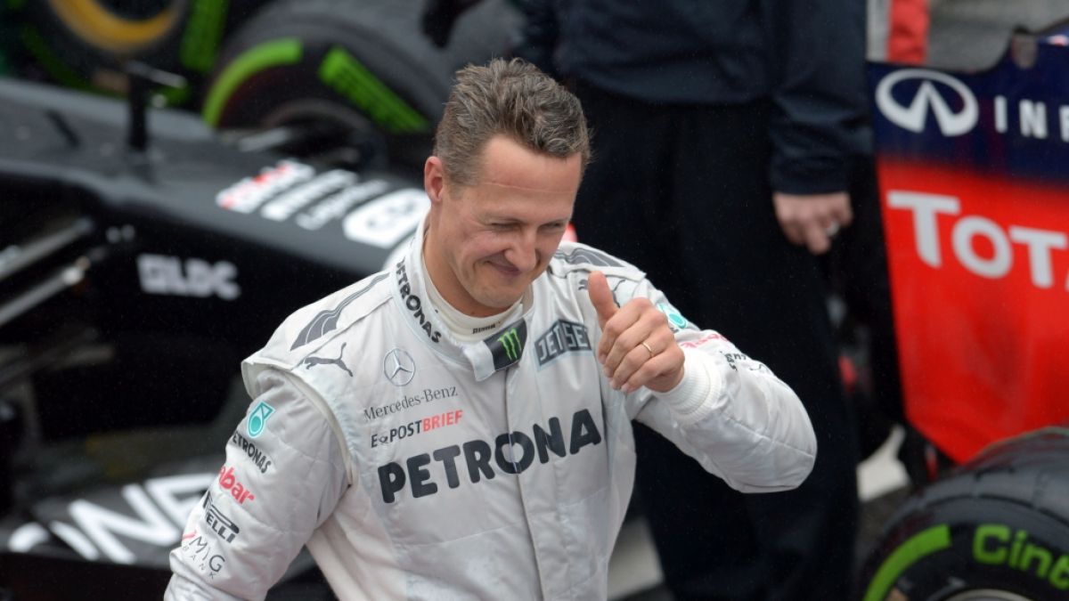 Auch Michael Schumacher signierte den Benefiz-Helm. Auch Michael Schumacher signierte den Benefiz-Helm. (Foto)