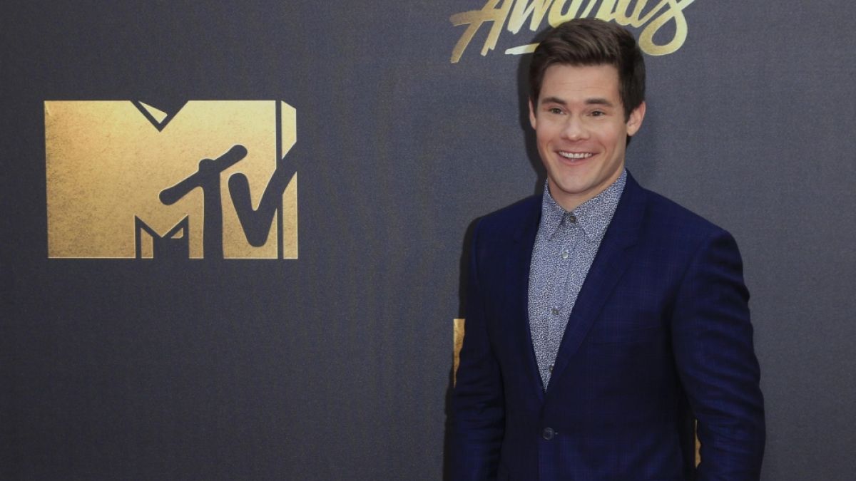 Adam DeVine verliert seinen kleinen Zeh beim Masturbieren in der Badewanne. (Foto)