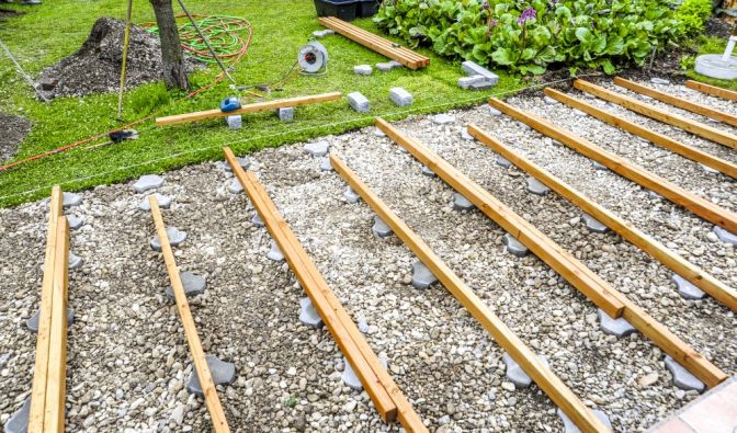 Bau einer Garten-Terasse mit Holzleisten (Archivbild)