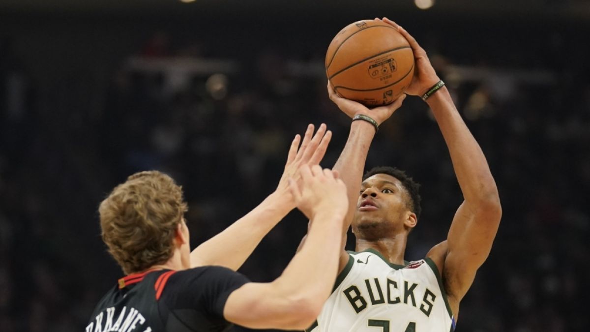 Giannis Antetokounmpo (34) der Milwaukee Bucks wirft den Ball am 15.11.2019. (Symbolbild) (Foto)