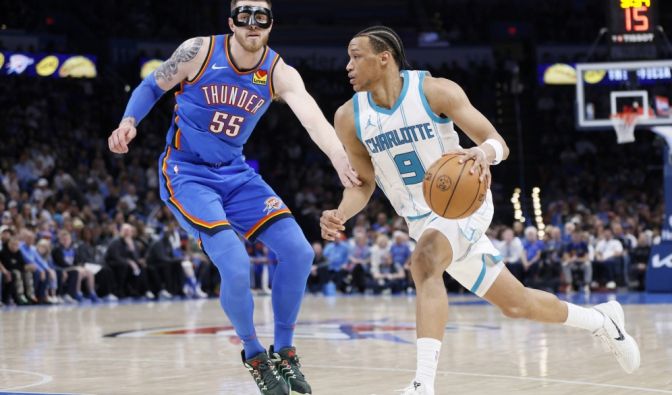 Die Charlotte Hornets trippeln vorbei an den Oklahoma City Thunder am 21.03.2025. (Symbolbild)