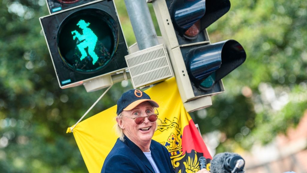 In Emden steht eine Otto-Ampel zu Ehren des Komikers Otto Waalkes. Bei Grünphasen ist der hüpfende Komiker mit wehenden Haaren zu sehen. (Foto)
