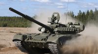 Ein T-80 Panzer in Aktion. Russland soll diese Panzer zum Schutz mit einem 
